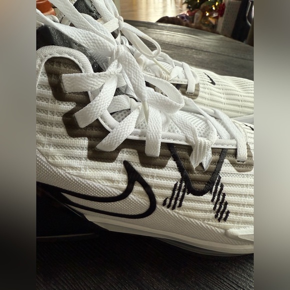 LeBron James basketball shoes - Picture 6 of 9